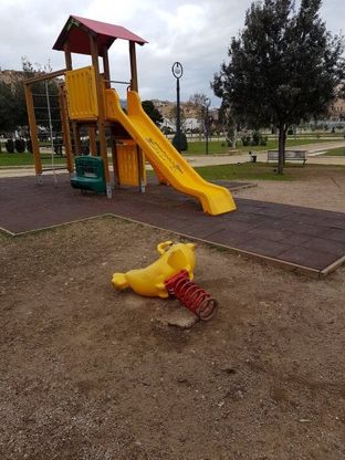 Palermo, vandali ai giardini della Zisa: distrutti i giochi dei bambini