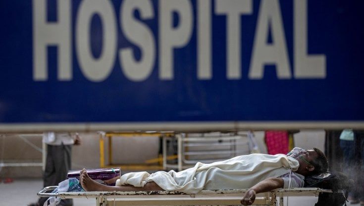 Coronavirus nel mondo, somministrate un miliardo di dosi di vaccini. Il dramma dell'India