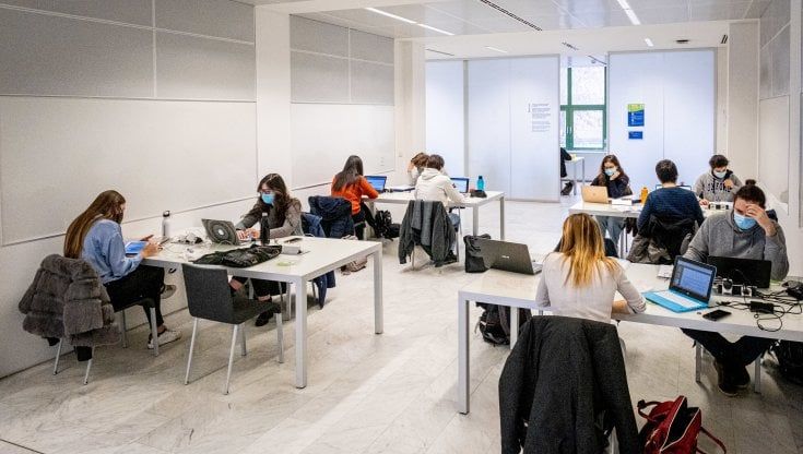 Università milanesi verso la normalità: aule piene al 100 per cento 