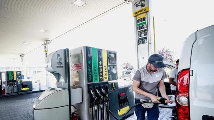Benzina sopra i 2 euro, avviso di Bankitalia: “I consumi frenano”