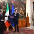 Cerimonia della campanella, Renzi regala a Gentiloni maglietta di Amatrice