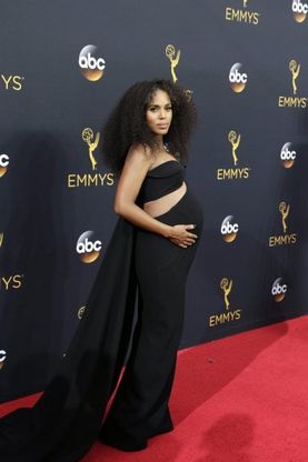 Kerry Washington al nono mese di gravidanza, icona di eleganza sul tappeto rosso degli Emmy