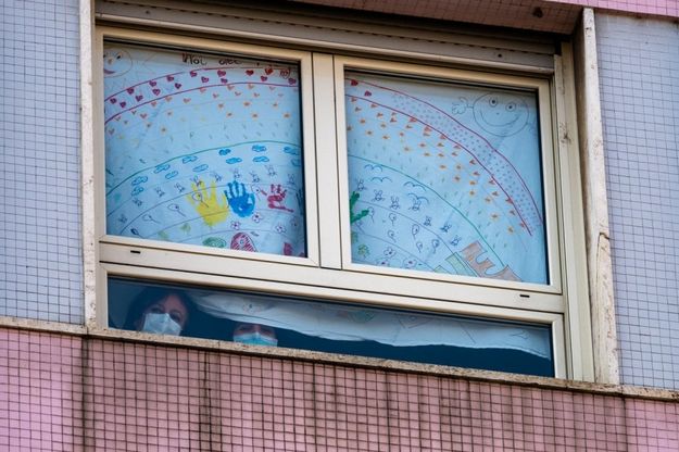 "Andrà tutto bene": le finestre dell'ospedale infantile di Torino tappezzate dai disegni dei bambini