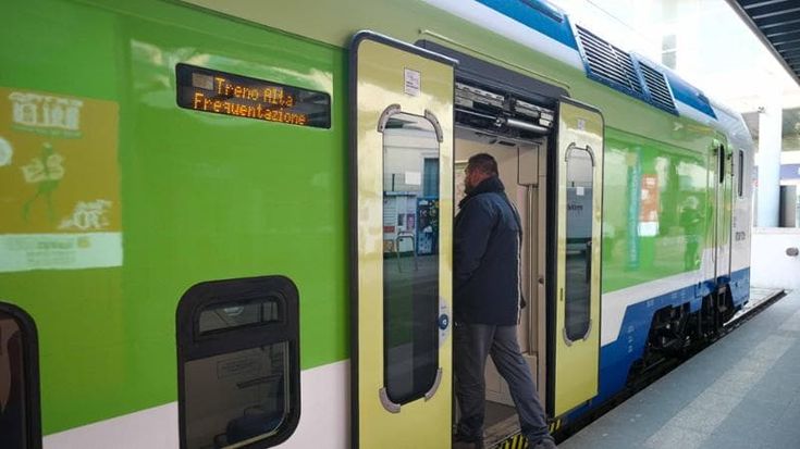 Corse sparite o ridotte: i 40 mila treni fantasma per i pendolari Trenord
