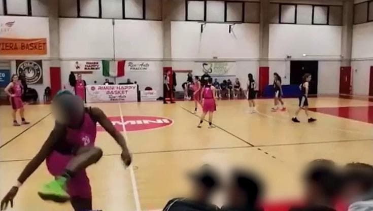 "Scimmia": una madre dagli spalti insulta una giocatrice di basket. Lei reagisce e viene espulsa