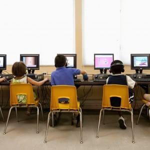 Milano, corso a scuola sull'identità sessuale. Il centrodestra: "Troppo presto"