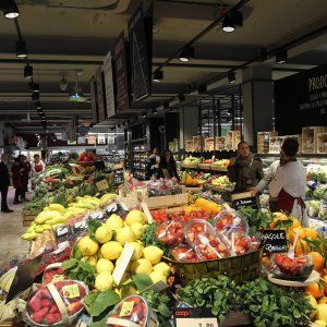 Madre disoccupata ruba al supermercato, poliziotti ripagano la merce