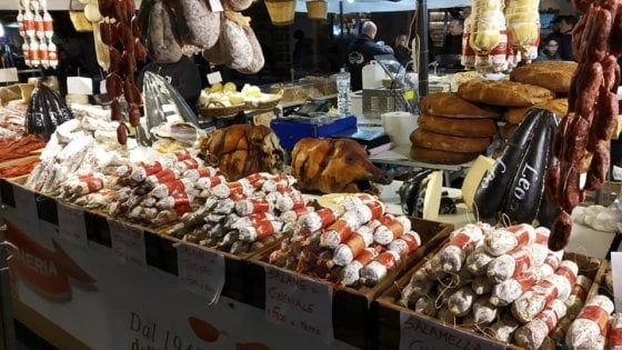 Napoli, polemiche per la sagra della porchetta in via Toledo