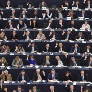 Il Parlamento Ue vuole una tassa unica per le imprese, intanto gli Stati si fanno concorrenza con gli accordi diretti