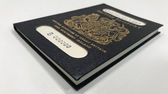 Brexit, la Gran Bretagna riavrà i suoi passaporti blu. Ma li produrrà un'azienda francese