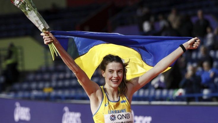 Yaroslava Mahuchikh, impresa dell'ucraina: oro nel salto in alto ai Mondiali indoor: "Per i nostro soldati"