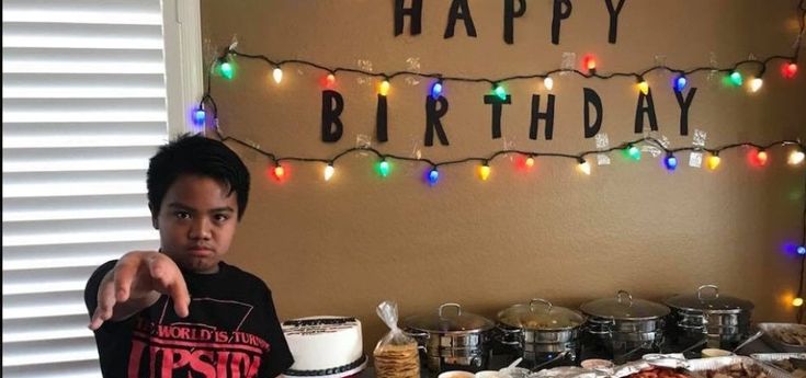 Festa a tema Stranger Things, ma non si presenta nessuno: gli attori ridanno il sorriso ad Aaron
