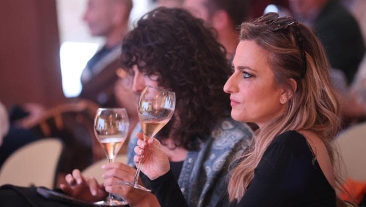 La nuova vita delle bollicine, da brindisi delle grandi occasioni a momento di convivialità