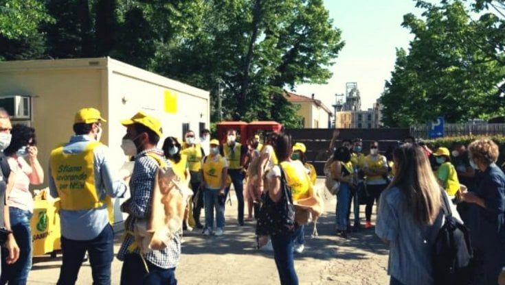 Ambiente, i dipendenti della Mutti puliscono le strade di Montechiarugolo dai rifiuti