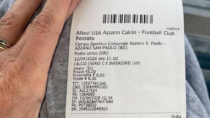 "Follia pagare 6 euro per vedere una partita di calcio tra ragazzini": polemica ad Azzano San Paolo