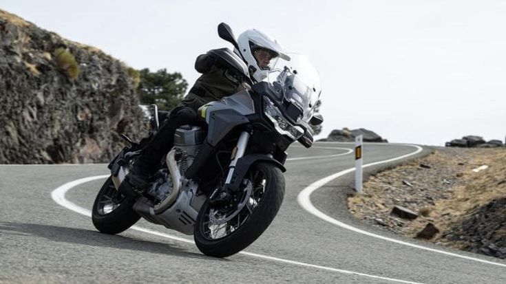 Nuova Guzzi Stelvio, l'esploratrice: ecco la prova in anteprima