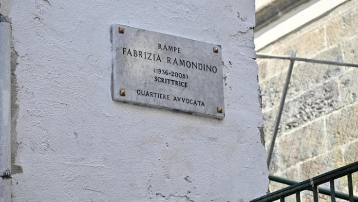 Napoli, ripulita a tempo di record la targa stradale dedicata a Fabrizia Ramondino