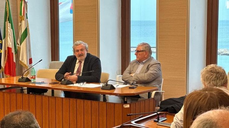 La linea soft di Emiliano in Regione: “Avanti col dialogo Pd-5 Stelle, sì a organismo di vigilanza”