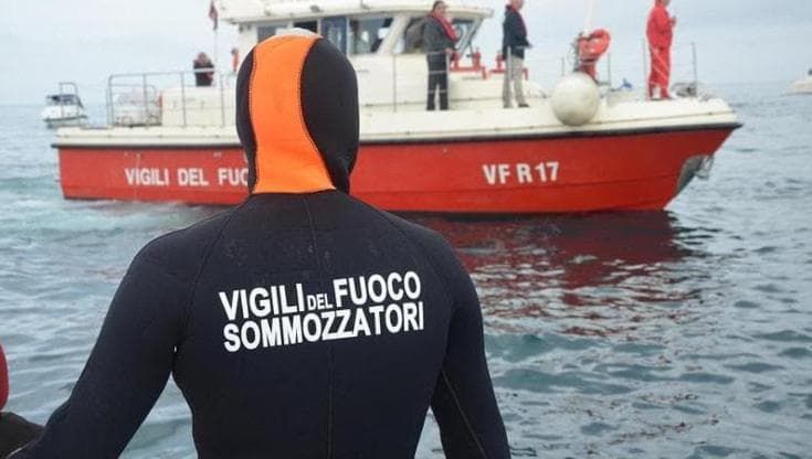 Identificato il cadavere trovato sul fondale di Santa Maria al Bagno. Riconosciuto dai genitori