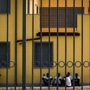 Milano, rivolta nel centro d'accoglienza: profughi allontanati e denunciati