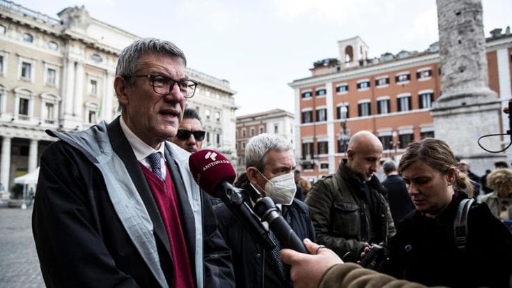 Stellantis, Landini e Schlein incalzano il governo: “Meloni convochi l’azienda”. Giorgetti: “Io entrerei in Ferrari”