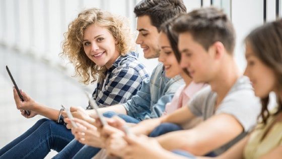 Italiani e smartphone, una storia d'amore che non conosce crisi