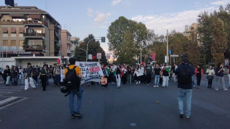 Collettivi in corteo dal Circo Massimo a Ostiense contro carovita e governo Meloni
