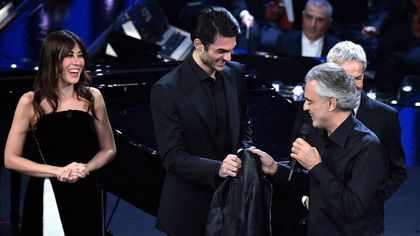 Sanremo, standing ovation per Andrea Bocelli: passa al figlio la giacca portafortuna di 25 anni fa