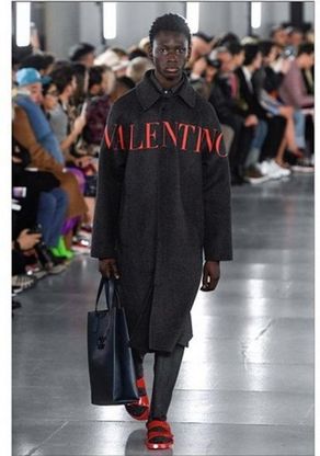 Valentino e Birkenstock: i sandali diventano couture