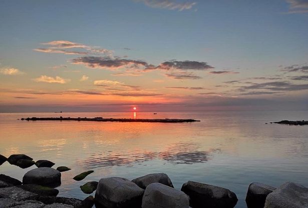 Bari, lo spettacolo dell'alba tra il mare e il borgo