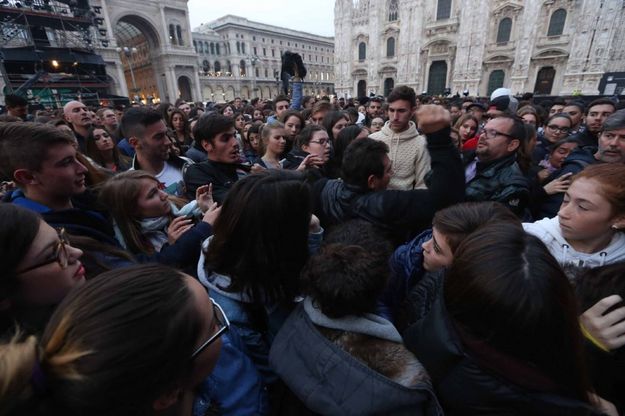Milano, rissa in piazza Duomo per i posti sotto il palco del concerto di Mtv