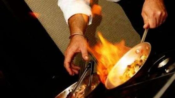 Piatto flambé al ristorante, ustionate due clienti ricoverate in ospedale 