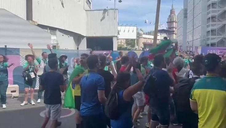 Dopo l'oro nel volley, esplode la festa dei tifosi italiani a Parigi che cantano: "Sarà perché ti amo"
