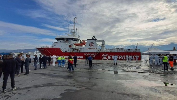 La migrante sbarcata a Carrara: "Per fuggire dall'orrore ho pagato per me e mio figlio di due anni, per il suo papà non avevamo più soldi"