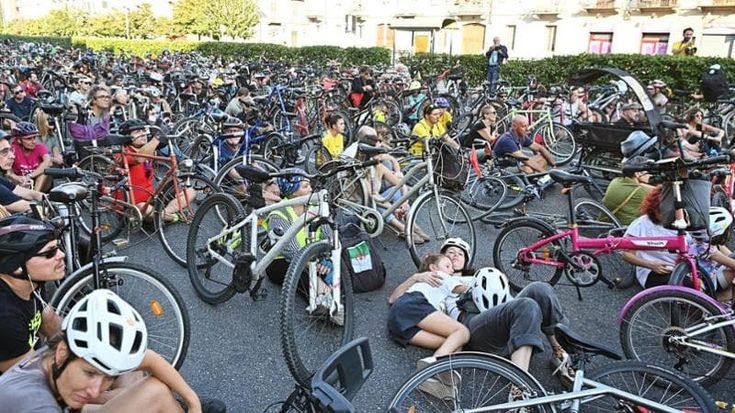 Bike Pride, sfila l’orgoglio ciclista Tutti a terra per Nicolò e le vittime della strada