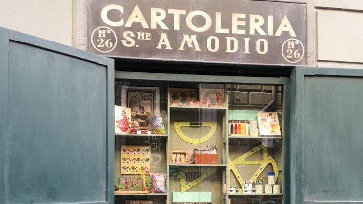 Port’Alba, oggi la festa per i 100 anni della cartoleria Amodio. E Manfredi consegna una targa