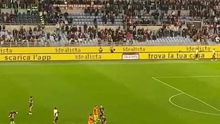 La contestazione dei tifosi della Roma alla fine della partita col Bologna