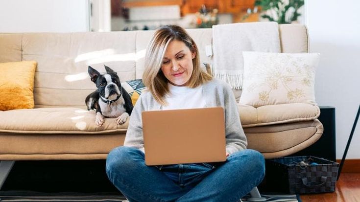 Il nuovo gap del rientro in ufficio: le donne in smart (per i figli), gli uomini fanno carriera