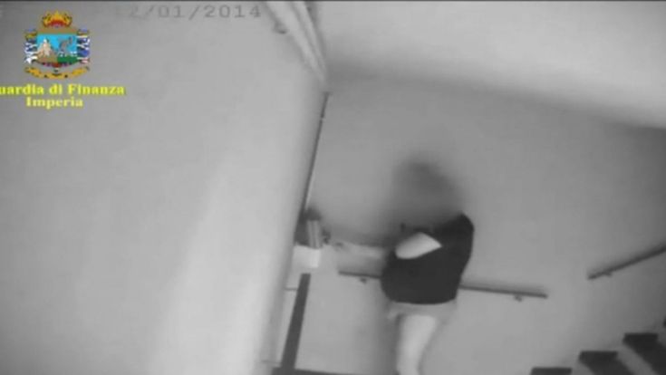 Il vigile che timbrava in mutande. Ma la bilancia non pende mai dalla parte della collettività