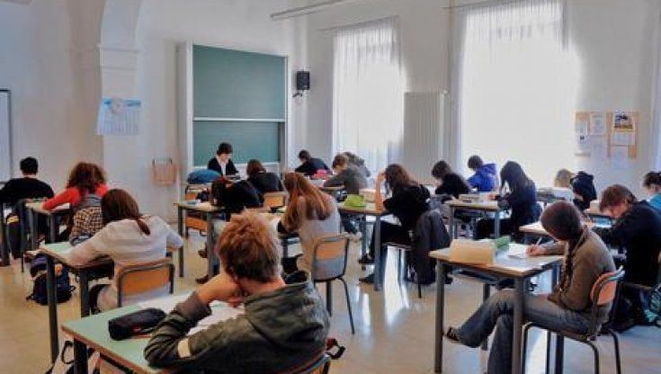 Scuola, la circolare di Valditara: "Confermato lo stop agli smartphone in classe, consentiti solo per finalità didattiche"
