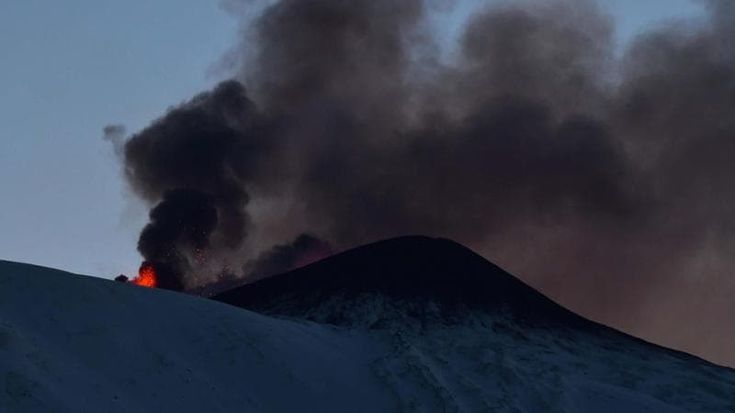 Fontane di lava e nuvole di cenere, allerta gialla sull’Etna: il risveglio del cratere di Nordest