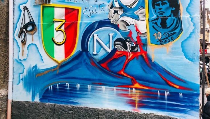 Febbre Napoli, un nuovo murale: la maschera di Osimhen e il ciuccio dove c'era Gennarino