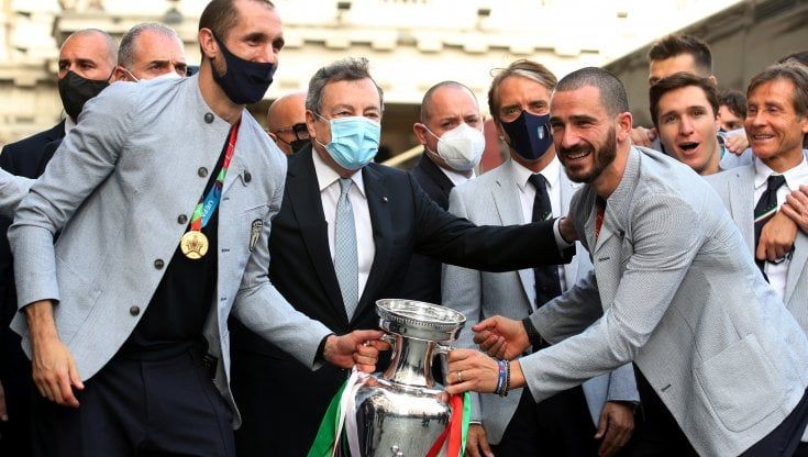 Euro 2020, gli azzurri da Draghi: "Grazie a voi al centro dell'Europa". Mattarella: "Vittoria meritata, al di là dei rigori". Poi in giro sul bus scoperto