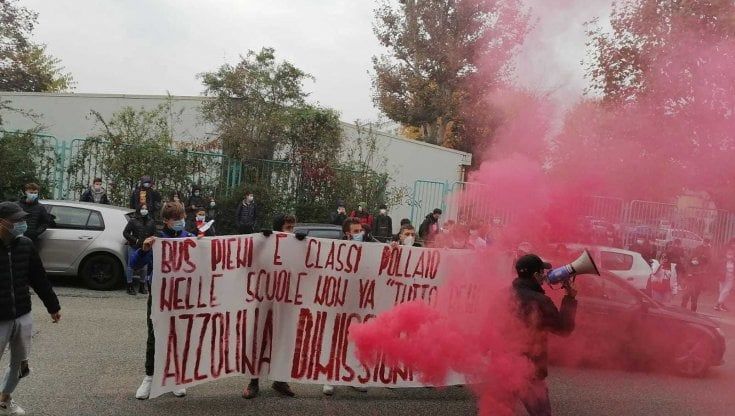 In strada gli studenti dell'Istituto Carlo Levi: no alla didattica a distanza