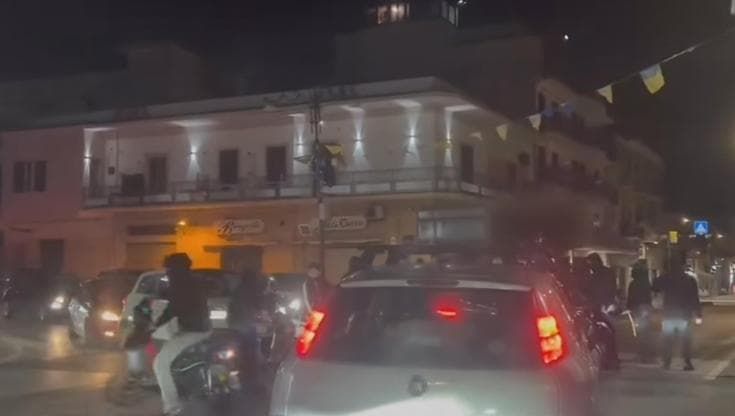 Terrore a Pompei, raid in strada di una banda di incappucciati, armati di mazze