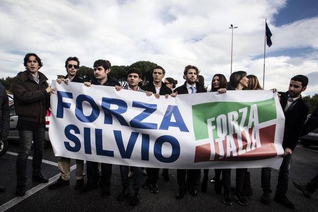 Rinasce Forza Italia, i 'falchetti' di Silvio con lo striscione