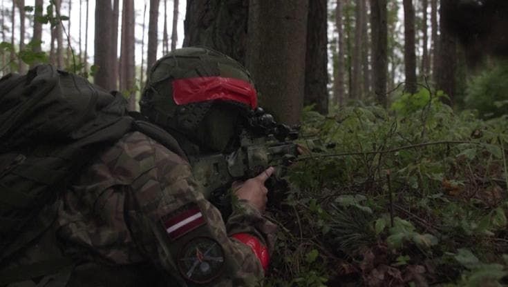 Lettonia, esercitazioni militari e civili: "Ci hanno già invaso, la minaccia russa è reale"