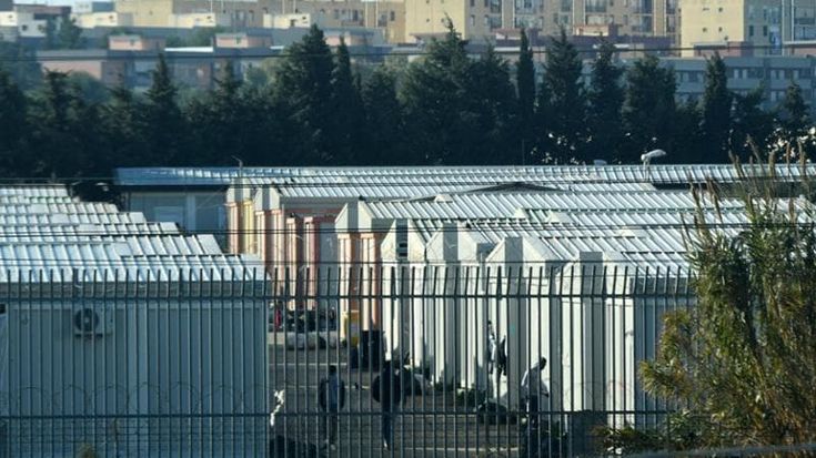 Il limbo dei migranti a Bari dall’Albania: Ahmed e gli altri 11 naufraghi nel Cara in attesa di risposte. “Non vedo l’ora di riabbracciare mio padre dopo vent’anni”