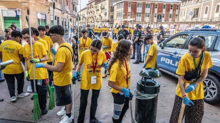 Un esercito di 400 ragazzi, armati di scopa e paletta, ripulisce le vie di Barriera