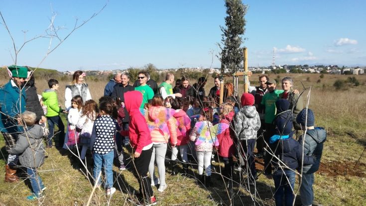 Roma, "fiori, fantasia e una scopa così combattiamo il degrado in piazza Pio IX"
